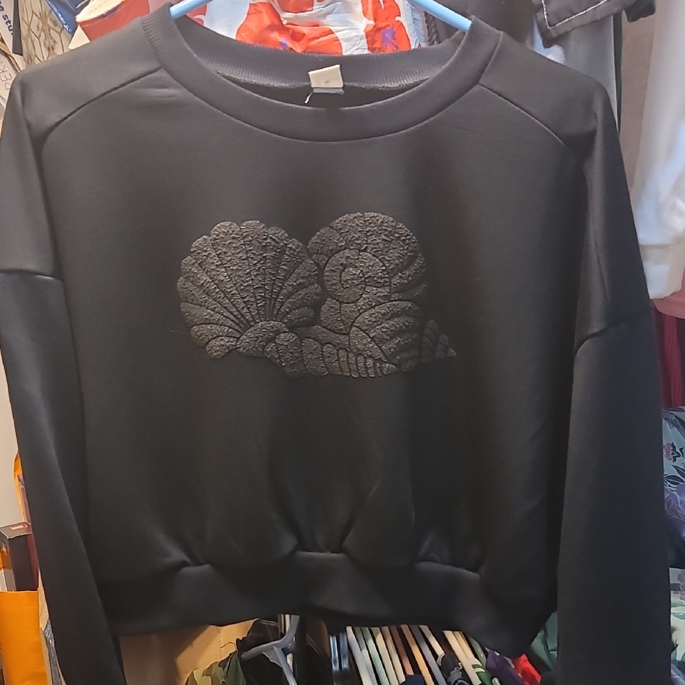 Black Crop Sweatshirt with Shell Design
